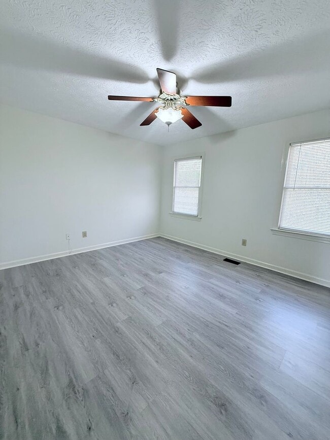 Building Photo - Gorgeous townhouse in great Gainesville location!