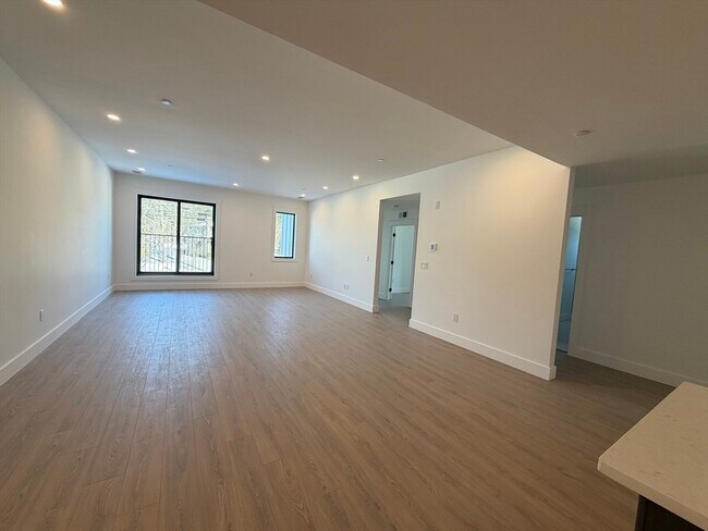 Building Photo - 1060 Main St