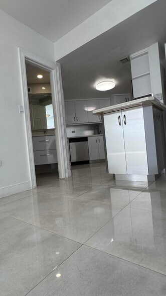 Building Photo - 825 Brickell Bay Dr
