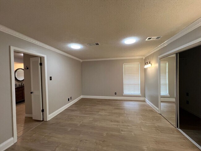 Building Photo - 9240-9250 Lockhart Rd