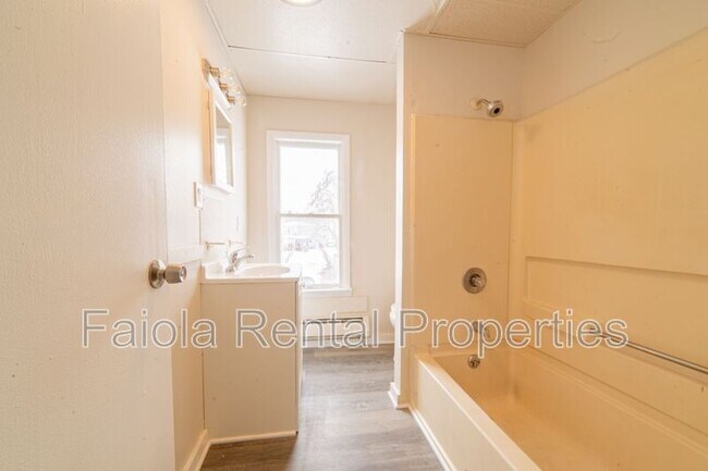 Building Photo - 202 N 7th St