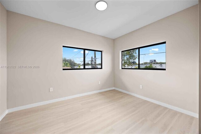 Building Photo - 630 NE 166th St