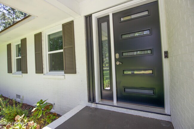 Building Photo - 906 N Glenwood Trail