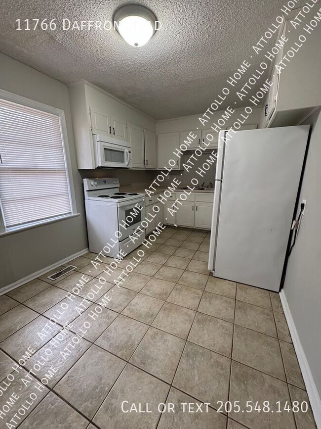 Building Photo - 3 Bedroom with hardwood floors and large y...