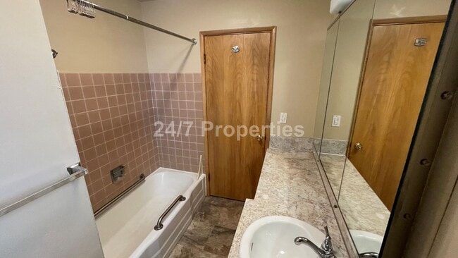 Building Photo - Spacious 4BD I 2BA Home w/ Separate Living...