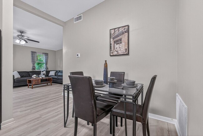 Building Photo - 901 S Madison Dr