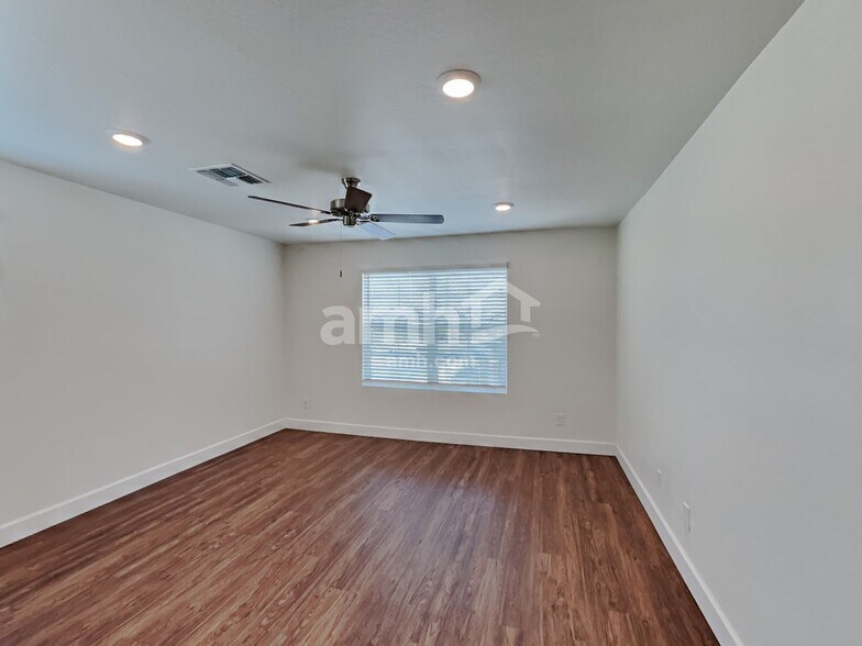 Building Photo - 647 W Hackamore Ave