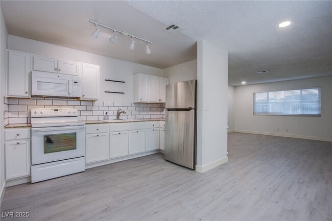Building Photo - 5009 Evergreen Ave