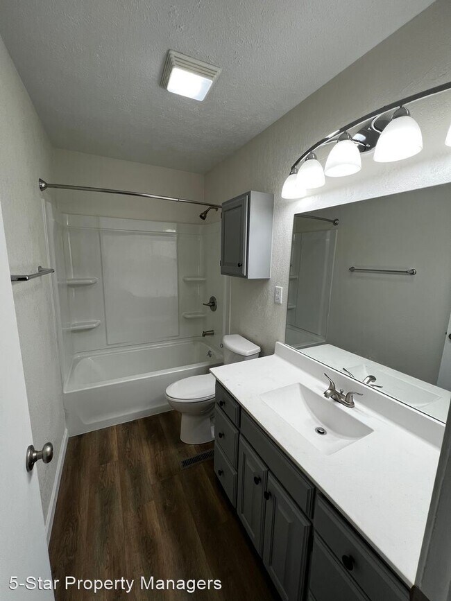 Building Photo - 3 br, 1 bath House - 922 South Main Street...