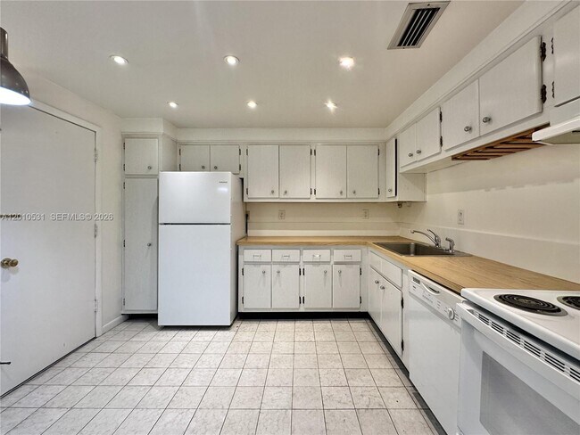 Building Photo - 9175 SW 77th Ave