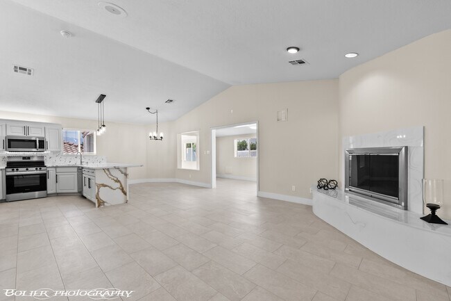 Building Photo - 931 Chaparral Dr