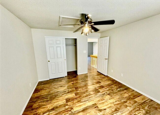 Building Photo - Beautifully Updated Home In Desirable Hend...