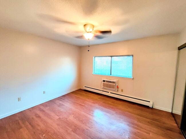 Building Photo - 218 Oakville Ave