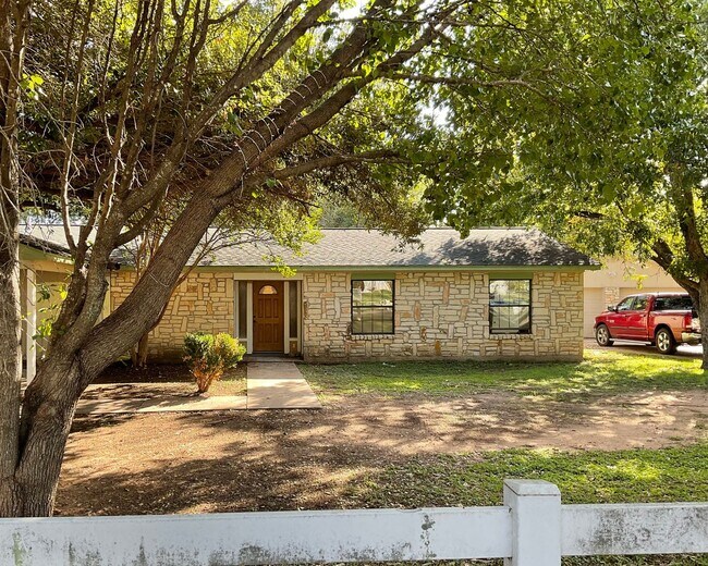 Building Photo - **Coming Soon** Gorgeous 3 Bedroom 2 Bath ...