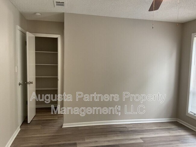 Building Photo - 1546 Hamilton Dr