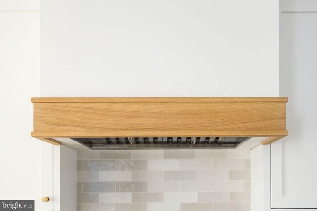 Building Photo - 2460 Ontario Rd NW