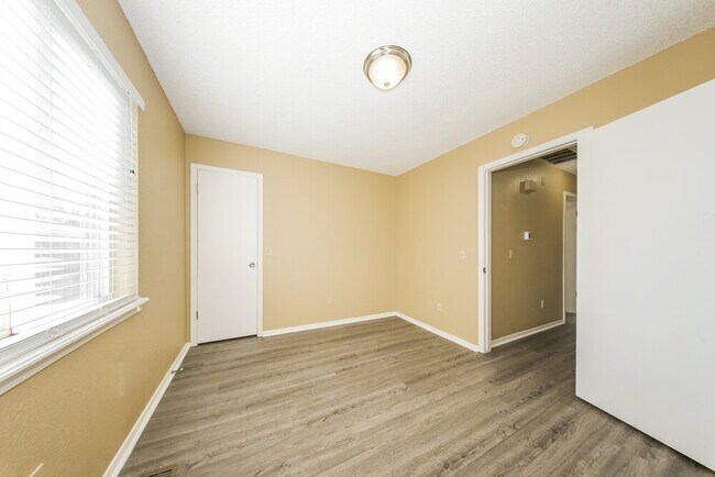 Building Photo - 2108 NE 9th St