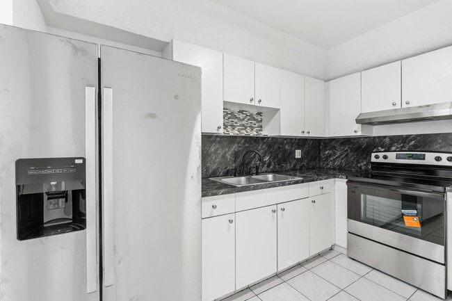 Building Photo - 400 Kings Point Dr