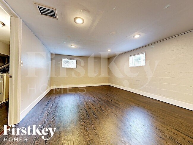 Building Photo - 1315 NE 203rd St