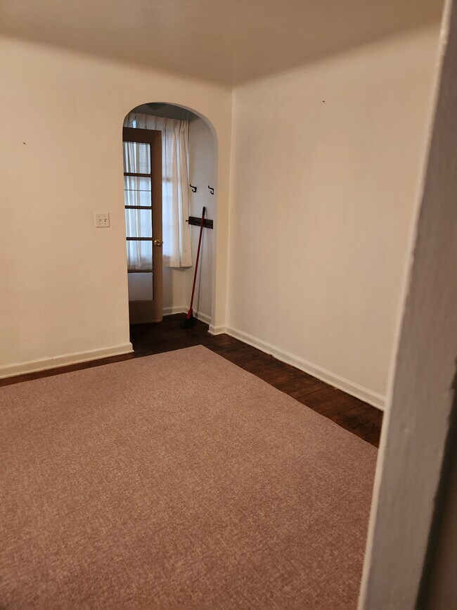 Living room - 807 Main Ave
