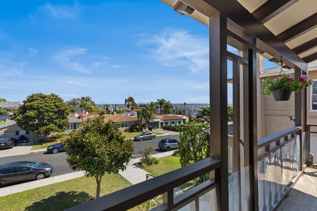 Building Photo - Gorgeous Historic Point Loma Home! Solar! ...