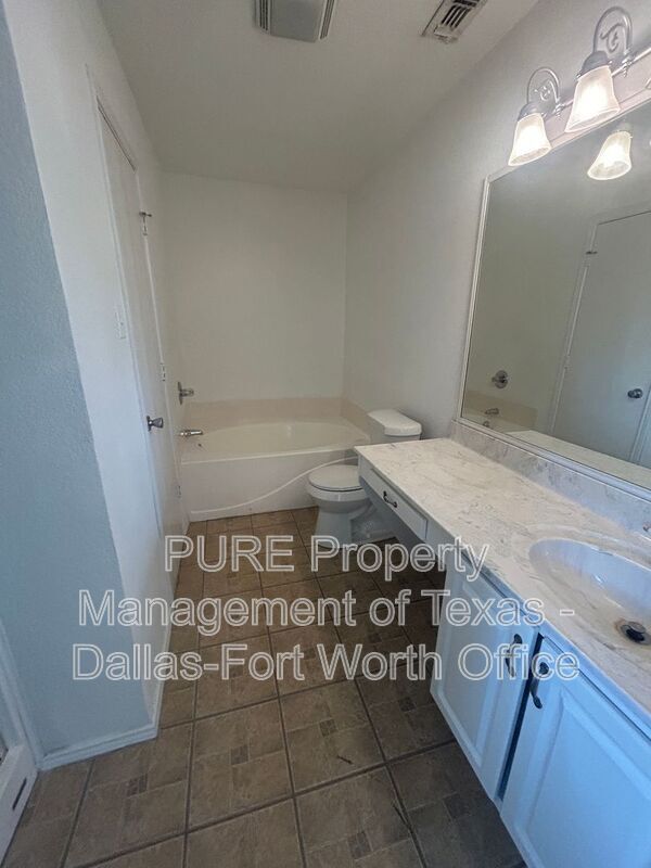 Building Photo - 5945 Ravenya St
