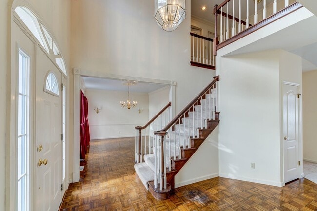 Building Photo - Spacious Parkway South Home with Walk-Out Basement & Large Backyard