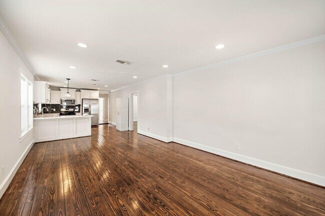 Building Photo - 1327 Idylwild St