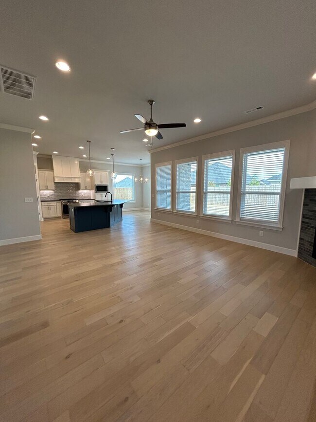 Building Photo - Beautiful Modern Home in Pea Ridge!