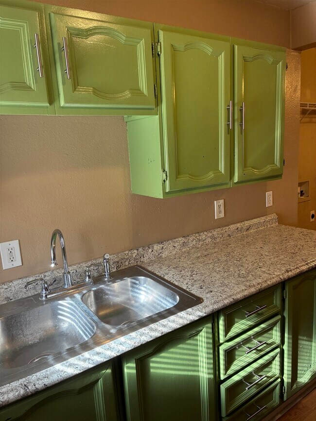 Building Photo - 800 S Vandeveer St