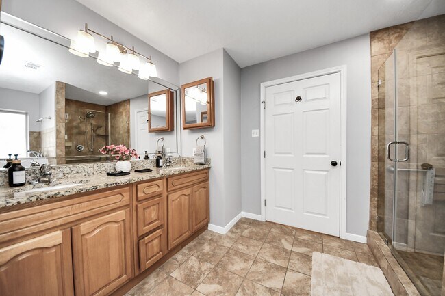 Building Photo - 12711 Laurel Bank Way