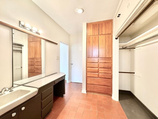 Building Photo - Vintage 2BR/2BA on Stanford Ave with Huge Fenced Yard & Lawn Care Included