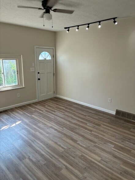 Building Photo - 76 Cortina Way