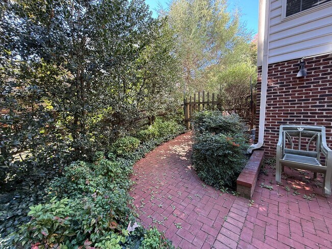 Building Photo - 935 Charter Oaks Dr