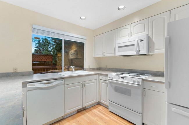 Building Photo - Beautiful 3 Bedroom Home in Bridle Trails