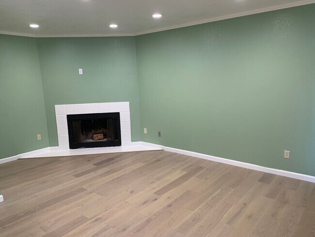 Building Photo - Darling condo in a great community with amenities
