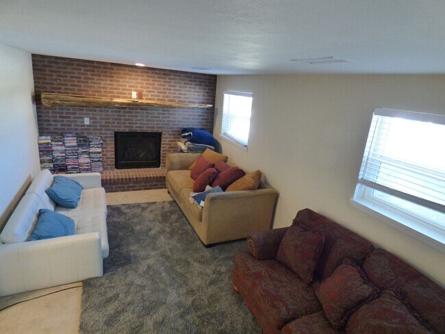 Building Photo - $0 DEPOSIT OPTION. SPACIOUS TRI-LEVEL HOME...