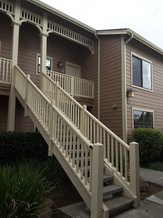 Building Photo - Newly Remodeled Condo Unit - Pet Friendly