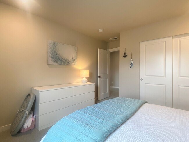 Building Photo - Modern Bonney Lake Home w/ AC  **SHORT TERM LEASE **