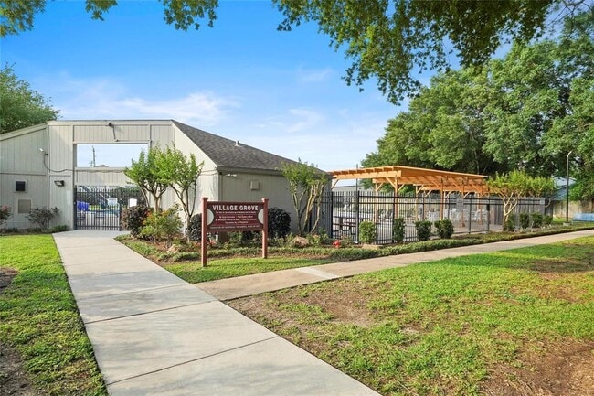 Building Photo - 7015 Redwood Falls Dr