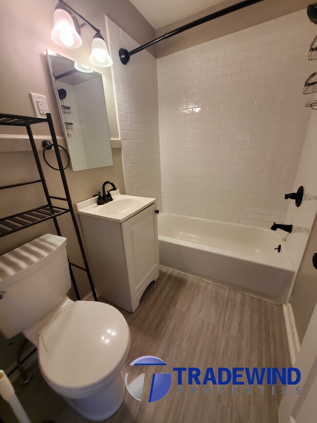 Building Photo - 1408 Lake St NE