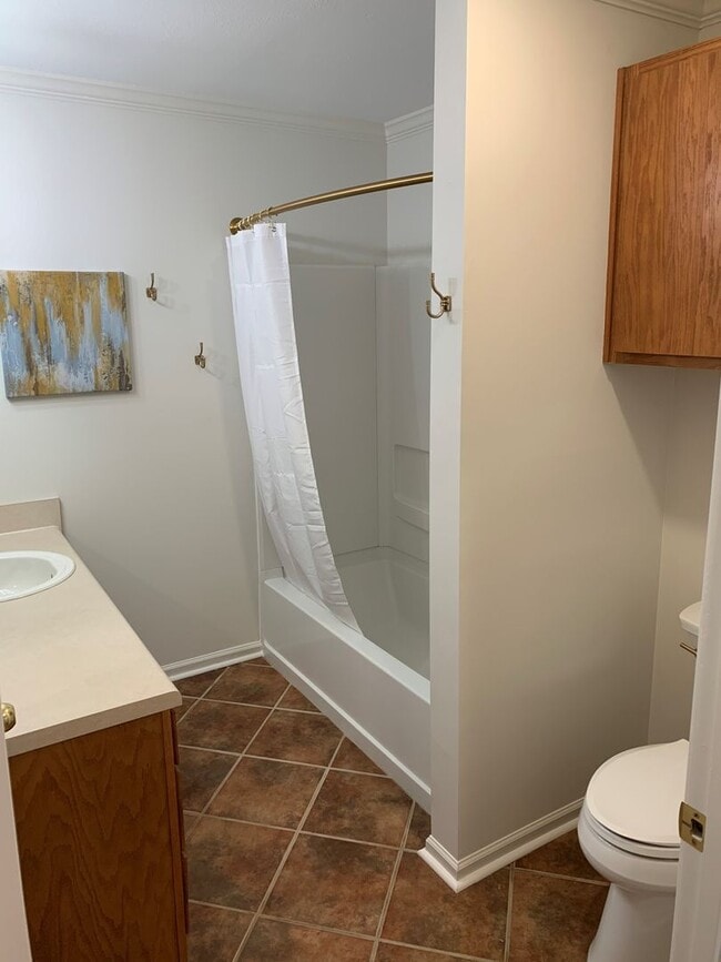 Building Photo - 2 Bedroom / 2 Bath Condo- ALL UTILITIES IN...