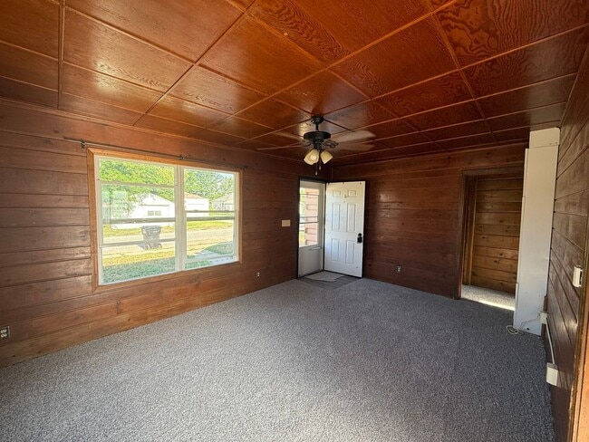 Building Photo - Two Bedroom, One Bathroom Home! Located Cl...