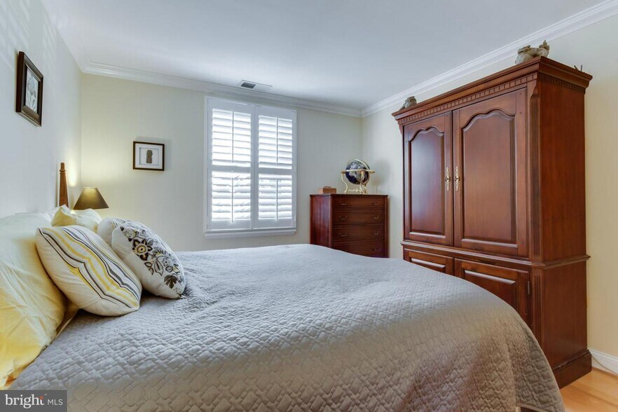 main floor bedroom - 3346 S Wakefield St