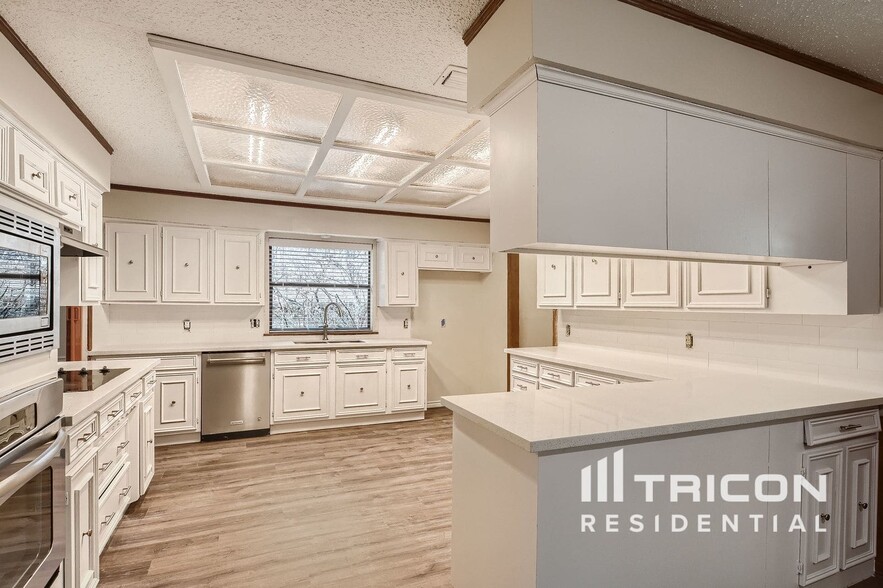 Building Photo - 1735 Plummer Dr