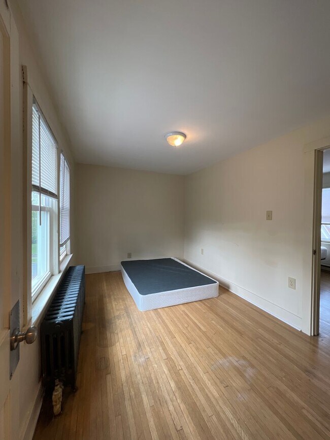 Building Photo - Two Bedroom apartment near engineering and...