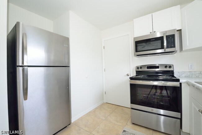 Building Photo - 907 NE 10th Terrace