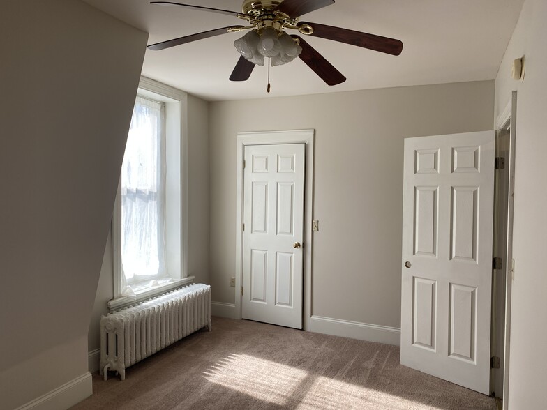 2nd floor - 1108 W 4th St