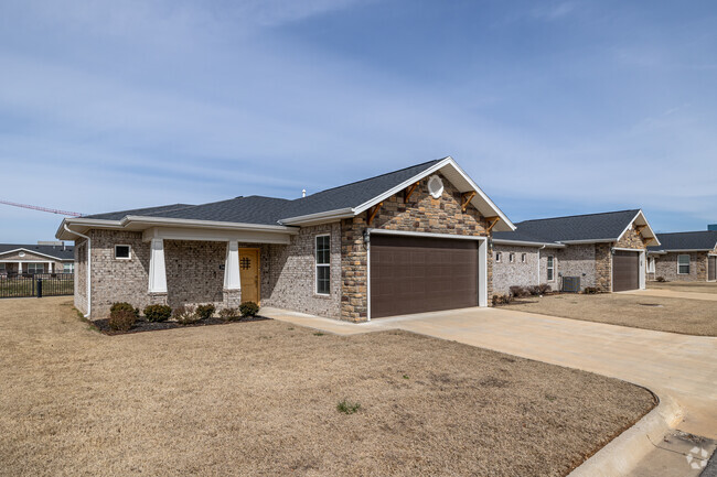 Building Photo - Pinnacle Groves