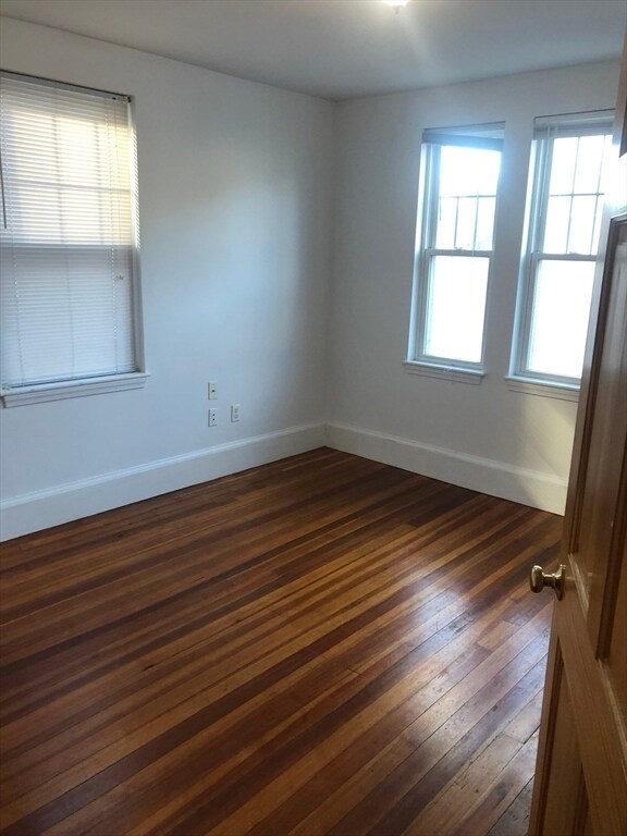 Building Photo - 3 Oxford Ave